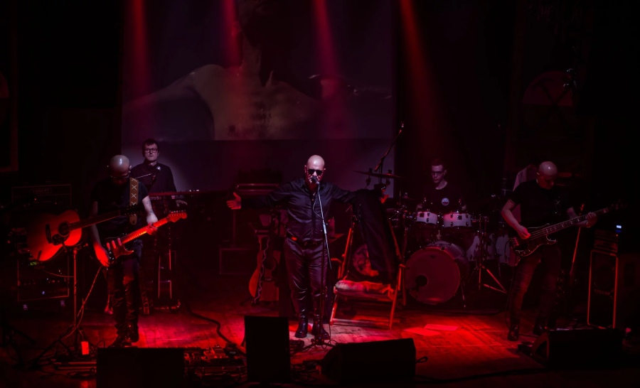 The Wall Project, tribute band dei Pink Floyd, si esibisce in un concerto dal vivo